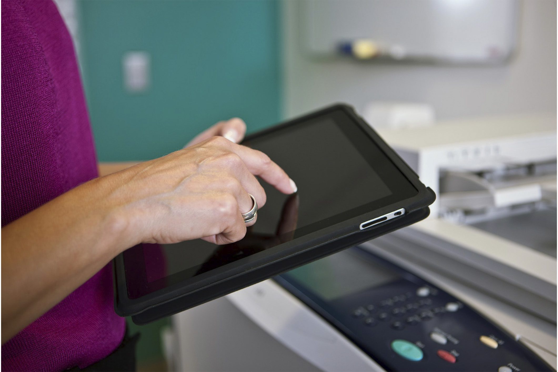 abt-utah-service-tech-diagnosing-xerox-printer